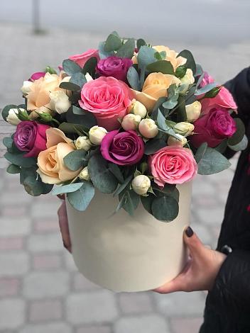 Цветочная композиция из Розы в шляпной коробке в Сергеевке
