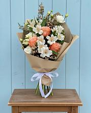 Букет цветов из:  Альстромерии, Лизиантусы, Розы и Хризантемы в Сергеевке