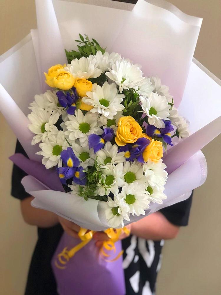 Букет цветов из: Ирисы, Хризантемы и Розы в Сергеевке