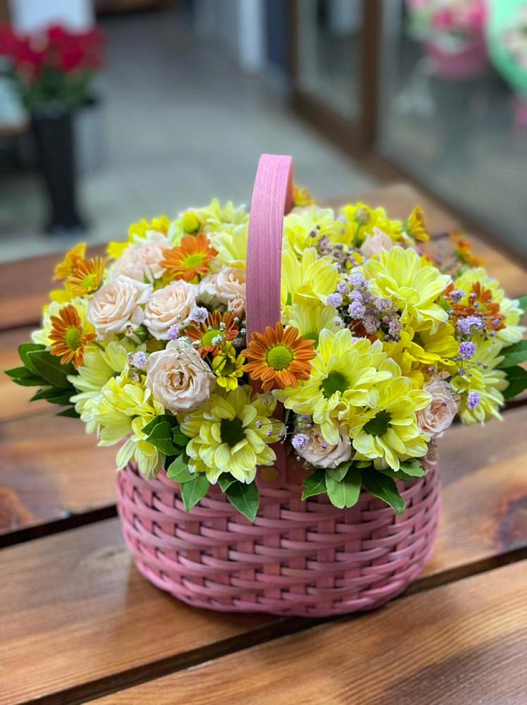 Цветочная композиция из Хризантемы и Розы в корзине в Сергеевке