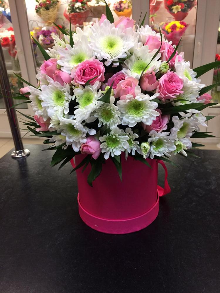 Цветочная композиция из Розы и Хризантемы в шляпной коробке в Сергеевке