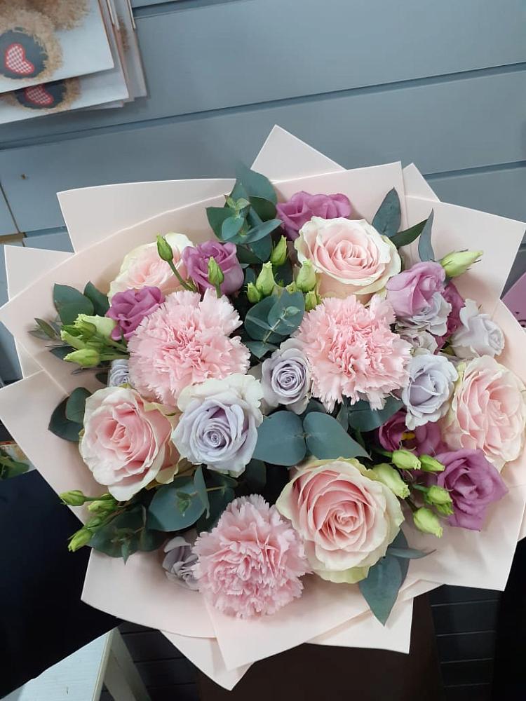 Букет цветов из: Розы, Гвоздики и Лизиантусы в Сергеевке