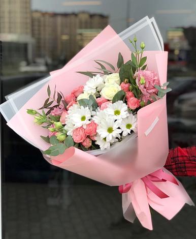 Букет цветов из: Розы, Лизиантусы и Хризантемы в Сергеевке